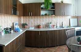 Vanzare apartament 3 camere, 100 mp, parcare, boxa subsol, zona Iulius Mall