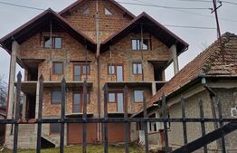 Duplex la rosu in Luna, langa Campia Turzii