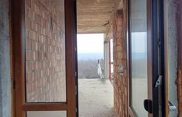 Duplex la rosu in Luna, langa Campia Turzii