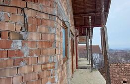 Duplex la rosu in Luna, langa Campia Turzii