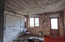 Duplex la rosu in Luna, langa Campia Turzii