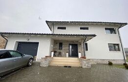 Casa de vacanta cu priveliste catre lac, 213 mp utili, 3500 mp teren cu livada