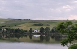 Casa de vacanta cu priveliste catre lac, 213 mp utili, 3500 mp teren cu livada