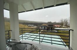 Casa de vacanta cu priveliste catre lac, 213 mp utili, 3500 mp teren cu livada