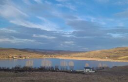 Casa de vacanta cu priveliste catre lac, 213 mp utili, 3500 mp teren cu livada