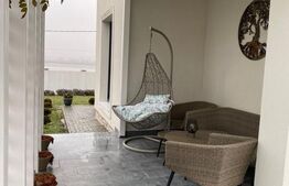 Casa de vacanta cu priveliste catre lac, 213 mp utili, 3500 mp teren cu livada