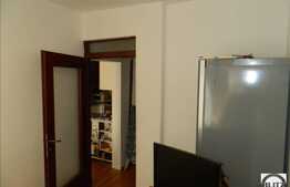 Apartament de vanzare cu 3 camere, semidecomandat, partial mobilat, in bloc nou