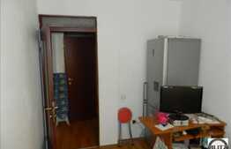 Apartament de vanzare cu 3 camere, semidecomandat, partial mobilat, in bloc nou