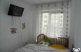 Apartament de vanzare cu 3 camere, semidecomandat, partial mobilat, in bloc nou