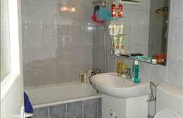 De vanzare apartament cu 2 camere, 50 mp, parcare, zona UMF