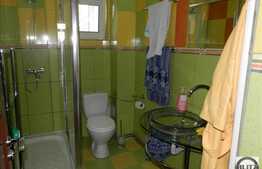 Vanzare apartament cu 3 camere, 75 mp, terasa 80 mp, loc parcare