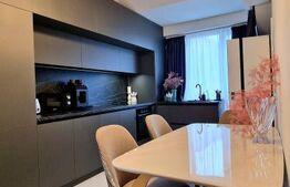 Apartament la vilă, 3 camere, 82 mp, 5 balcoane, 3 bai, parcare, zona Vivo