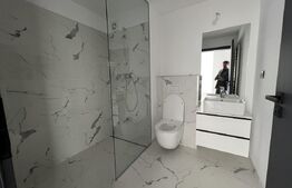 Apartament de vanzare, cu 2 camere, grădina 72 mp, zona semicentrala