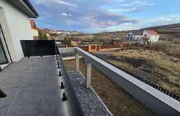 Casă individuală modernă, cu garaj, la intrare în Chinteni