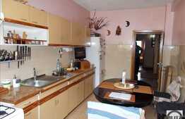 Vanzare apartament 3 camere, boxa, garaj, zona Parcului Central