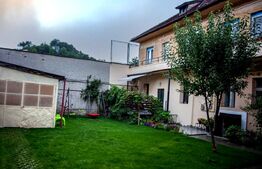 Apartament 3 camere 2 bai -in vila - 80mp  -pivnita si  parcare Central 