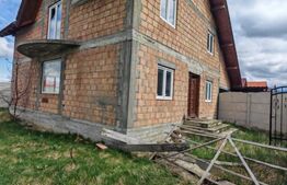 Casa la rosu de vanzare in Vulcan - Brasov