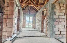 Casa la rosu de vanzare in Vulcan - Brasov