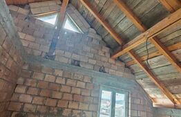 Casa la rosu de vanzare in Vulcan - Brasov