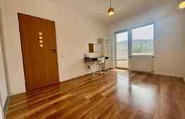 Apartament de 3 camere, parcare, 55 mp, etaj intermediar, zona Tăuți