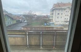 Apartament 3 camere decomandate, etaj intermediar zona centrala 