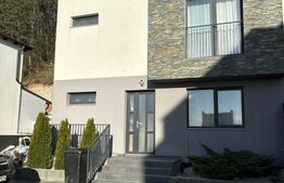 Casa tip triplex, cu 5 camere, 113 mp, teren de  200 mp, zona Vivo