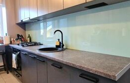 Apartament cu 2 dormitoare, 56mp, 2 parcari, baie cu geam, zona Centrala