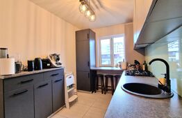 Apartament cu 2 dormitoare, 56mp, 2 parcari, baie cu geam, zona Centrala