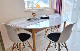 Apartament cu 2 dormitoare, 56mp, 2 parcari, baie cu geam, zona Centrala