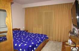 Vanzare apartament 3 camere, 72 mp, garaj, boxa, zona strazii Tasnad