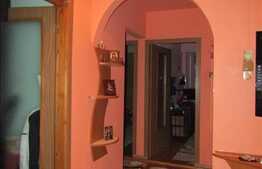 Vanzare apartament 3 camere, 72 mp, garaj, boxa, zona strazii Tasnad