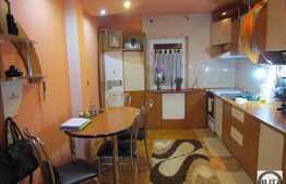 Vanzare apartament 3 camere, 72 mp, garaj, boxa, zona strazii Tasnad