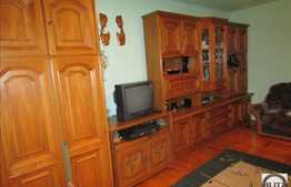 Vanzare apartament 3 camere, 72 mp, garaj, boxa, zona strazii Tasnad