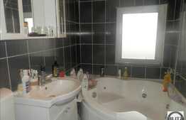 Vanzare apartament cu 2 camere, 52 mp! Loc de parcare! Zona strazii Eroilor!