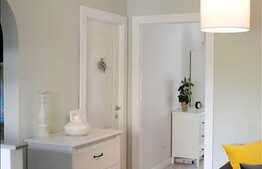 Vanzare apartament 3 camere, 65 mp, boxa, parcare, zona Aleea Negoiu