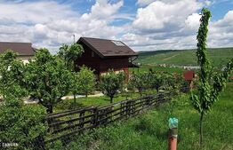 Căsuță cochetă cu panoramă superbă asupra satului Câmpenești și a lacurilor