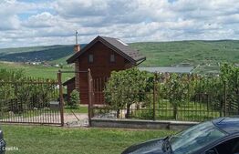 Căsuță cochetă cu panoramă superbă asupra satului Câmpenești și a lacurilor