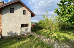 Căsuță cochetă cu panoramă superbă asupra satului Câmpenești și a lacurilor