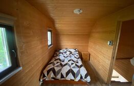 Căsuță cochetă cu panoramă superbă asupra satului Câmpenești și a lacurilor