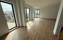Duplex spectaculos de inchiriat, cu 5 camere, 5 bai, 270 mp, zona Voronet
