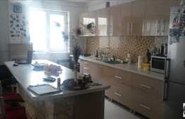 3 camere, 75 mp utili, 2 balcoane! Loc de parcare! Zona strazii Florilor!