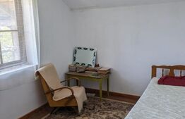 Casa 3 camere si teren 4873 mp  în Pietroasa, Moldoveneşti 