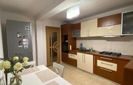 Apartament de vanzare, cu 3 camere decomandat, 82 mp,  zona Terra