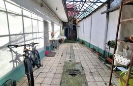 Casa cu 4 apartamente si curte proprie ,suprafata utila 122mp, zona semicentrala