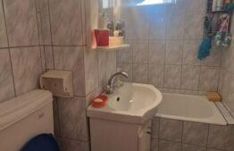 Apartament cu 3 camere decomandat -pozitie excelenta- Zarnesti 