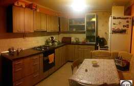 Vanzare apartament 3 camere, 58 mp, decomandat, parcare, boxa, zona Oncos