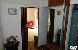 Apartament 3 camere cu balcon de 6 mp, partial mobilat, renovat