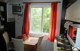 Apartament 3 camere cu balcon de 6 mp, partial mobilat, renovat