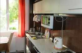 Apartament 3 camere cu balcon de 6 mp, partial mobilat, renovat