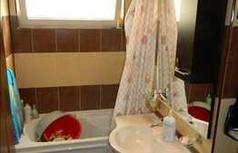 Apartament 3 camere cu balcon de 6 mp, partial mobilat, renovat